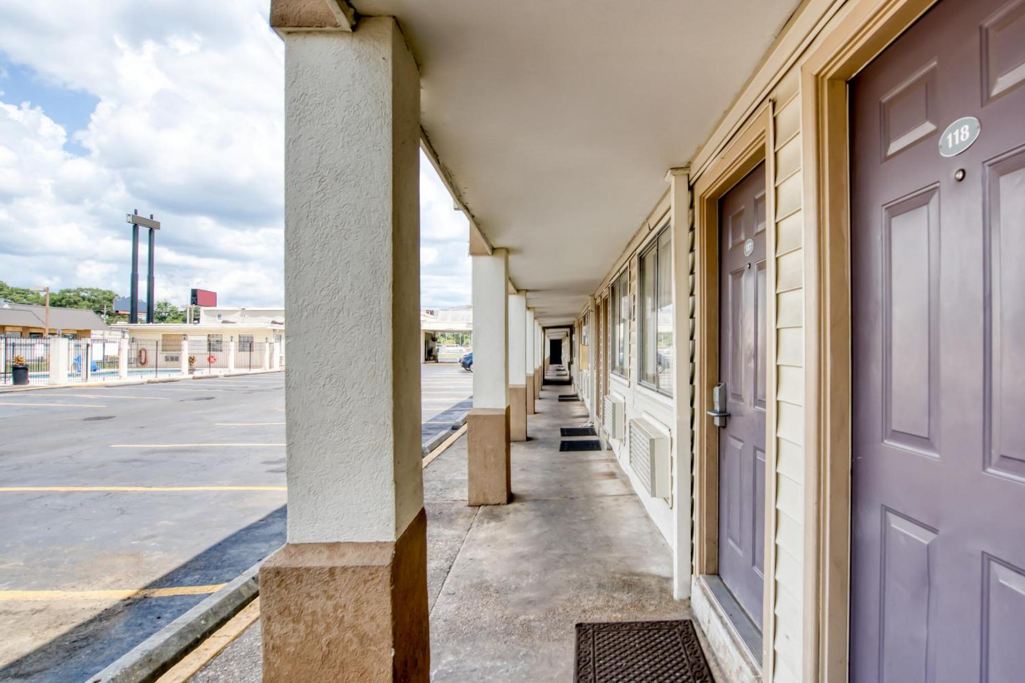 Oyo Hotel Alexandria La- Hwy 165 Exterior photo